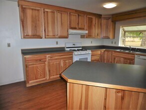 111 Justa Ln in Sutherlin, OR - Building Photo - Building Photo