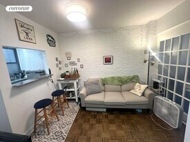 326 W 47th St in New York, NY - Building Photo
