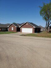 2306 N Benjamin St in Stillwater, OK - Foto de edificio - Building Photo