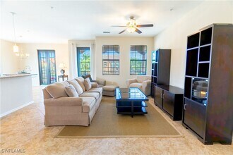 9067 Capistrano St N in Naples, FL - Foto de edificio - Building Photo