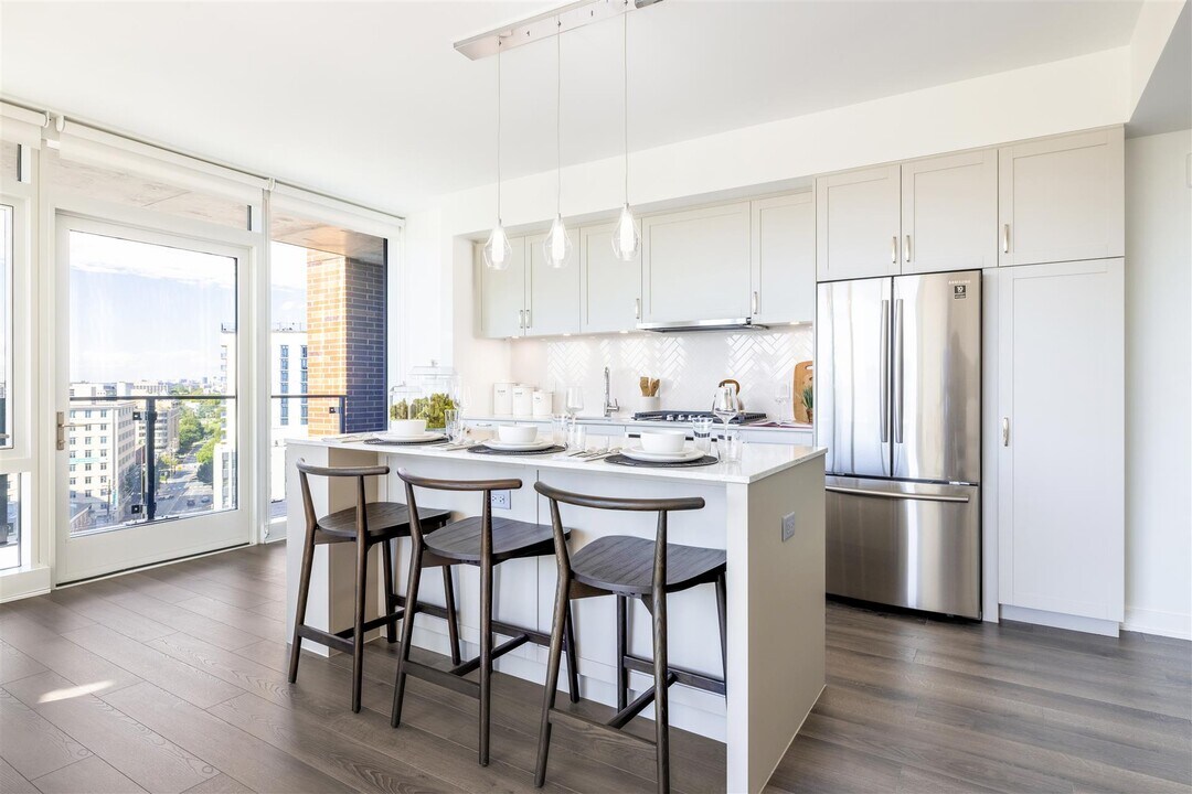 8001 Woodmont in Bethesda, MD - Foto de edificio