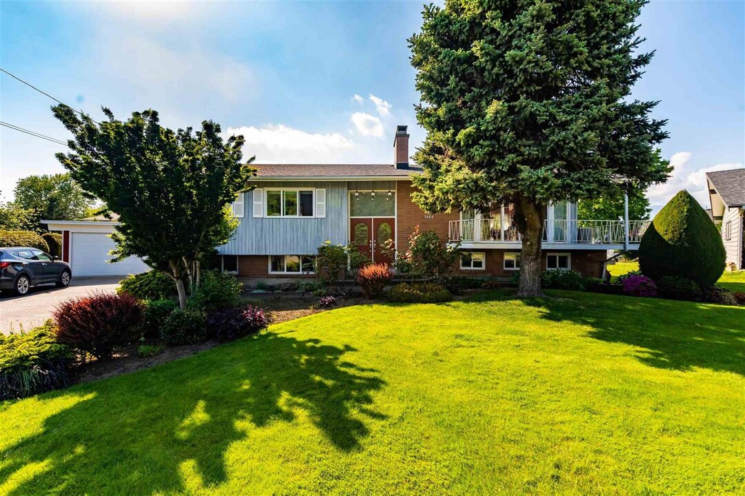 7465 Crestwood Dr in Chilliwack, BC - Building Photo