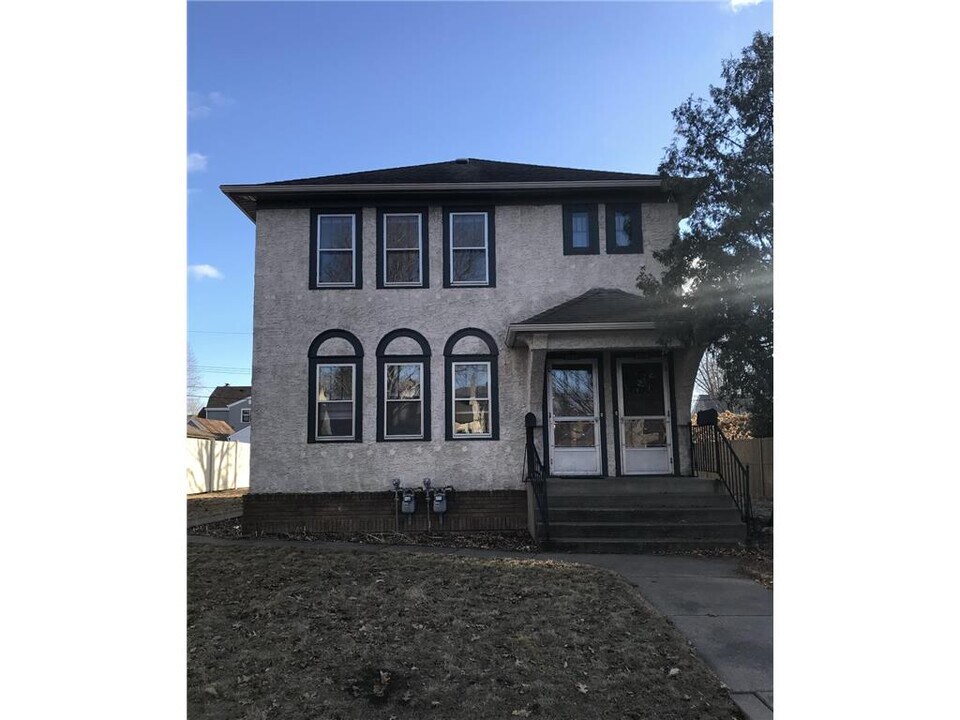 2104 Hartford Ave in St. Paul, MN - Building Photo