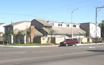 2502 England St in Huntington Beach, CA - Foto de edificio - Building Photo