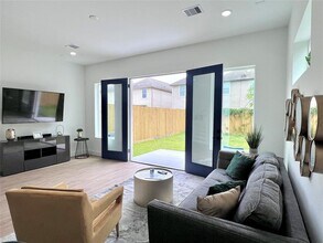 7825 Colonial Ln in Houston, TX - Building Photo - Building Photo