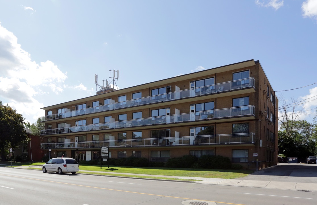 De Laurentian Apartments in Hamilton, ON - Building Photo