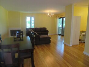 16 Greenbriar Dr, Unit F in Farmington, CT - Foto de edificio - Building Photo