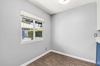 539 E 11th St, Unit 07 in Long Beach, CA - Building Photo - Building Photo