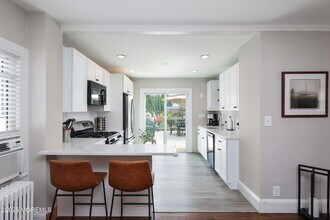 87 Ave of Two Rivers in Rumson, NJ - Foto de edificio - Building Photo