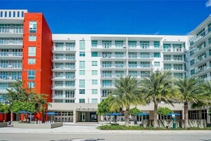 7825 NW 107th Ave in Doral, FL - Building Photo