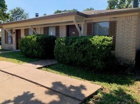 605 San Benito Ct in College Station, TX - Building Photo