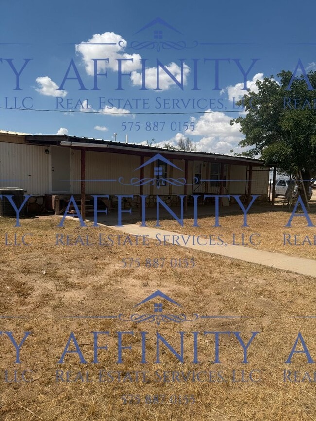 328 E Derrick Rd in Carlsbad, NM - Building Photo - Building Photo
