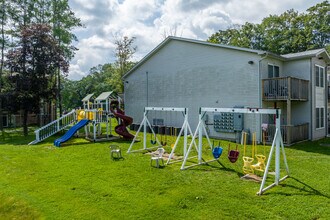 Emerald Pond Estates | Renovated 1 & 2 Bedroom Apartments in Ellenville, NY - Foto de edificio - Building Photo