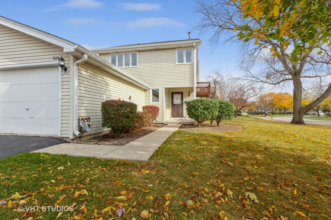 1616 Prestwick Dr in Naperville, IL - Building Photo