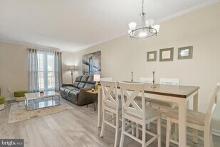 10529 Reed's Landing Cir in Burke, VA - Building Photo