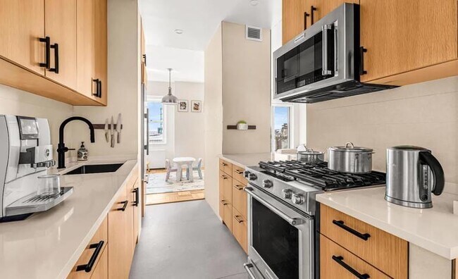 60 E 8th St in New York, NY - Building Photo - Building Photo