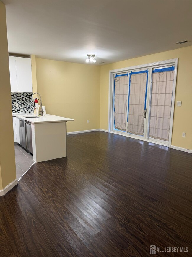 5061 Beech Ct in Monmouth Junction, NJ - Building Photo - Building Photo