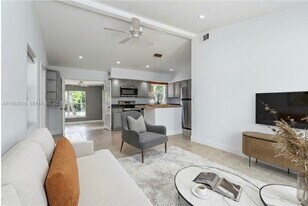 1032 SW 22nd Ter in Fort Lauderdale, FL - Building Photo