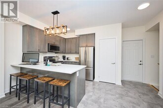 590 N Service Rd in Hamilton, ON - Building Photo - Building Photo