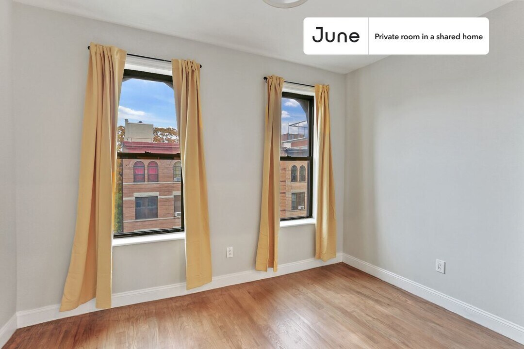 Private bedroom in 4 bed/1 bath Home in New York, NY - Building Photo