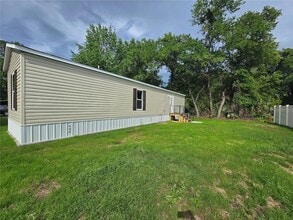 24048 Ermine Rd in Astor, FL - Foto de edificio - Building Photo