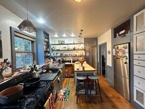 12 Oswald St, Unit 1 in Boston, MA - Foto de edificio - Building Photo