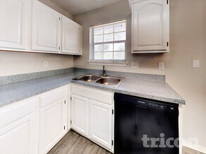 900 Freshwood Ct in Arlington, TX - Foto de edificio - Building Photo