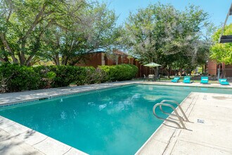 Vista Village Apartments in El Paso, TX - Foto de edificio - Building Photo