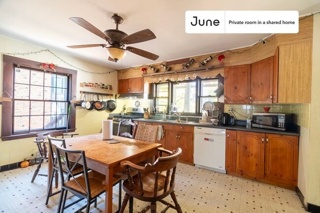 Room in Shared 5 bed/1 bath home, Unit E in Boston, MA - Foto de edificio - Building Photo