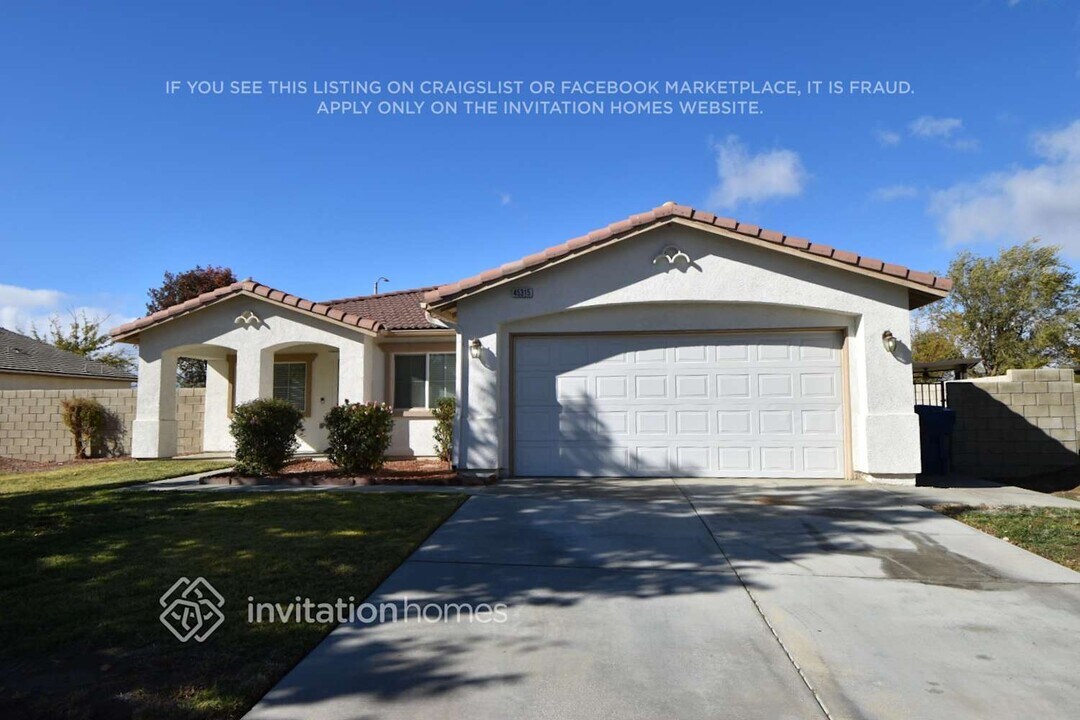 45315 Stadium Ln in Lancaster, CA - Building Photo