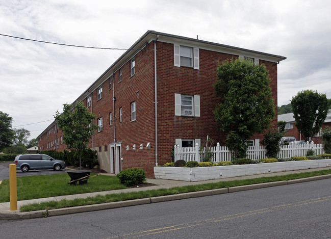 Redwood Village in Paterson, NJ - Building Photo - Building Photo