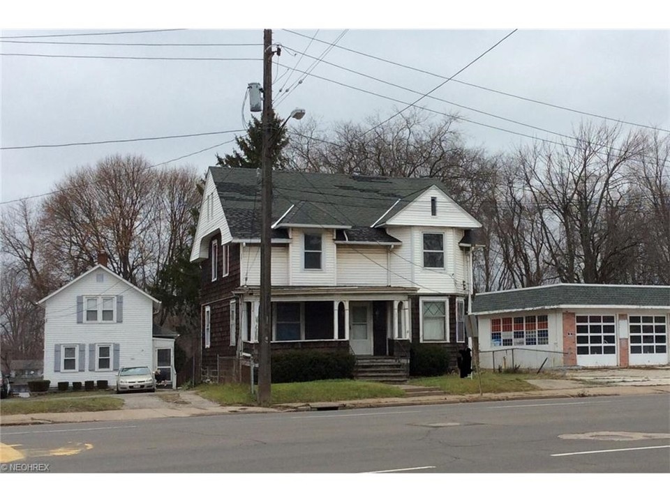 1019 W Prospect Rd in Ashtabula, OH - Building Photo