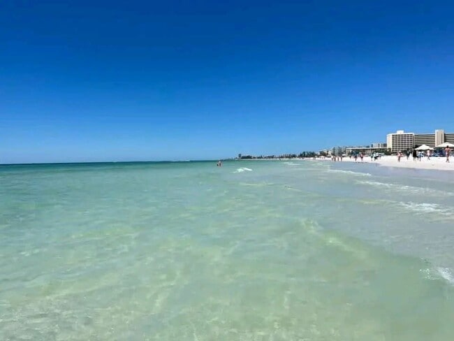 1055 W Peppertree Dr in Sarasota, FL - Foto de edificio - Building Photo