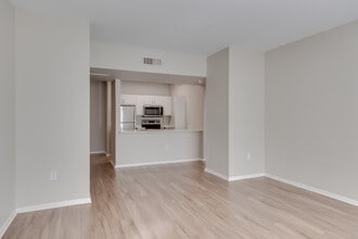 Highlands at Spectrum in Gilbert, AZ - Foto de edificio - Interior Photo