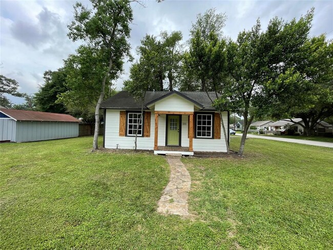 property at 400 S Oak St