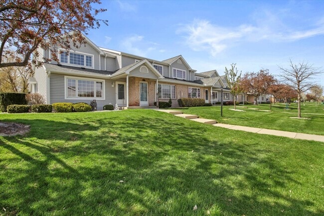 10081 Whitnall Edge Dr in Franklin, WI - Building Photo - Building Photo