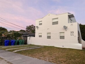 2833 SW 38th Ave in Miami, FL - Building Photo - Building Photo