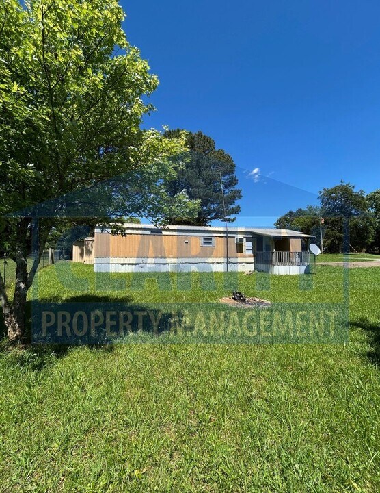 211 Old Bucks Pocket Rd SE in Old Fort, TN - Building Photo