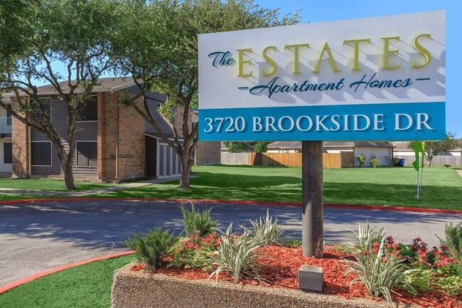 The Estates in Corpus Christi, TX - Building Photo - Building Photo