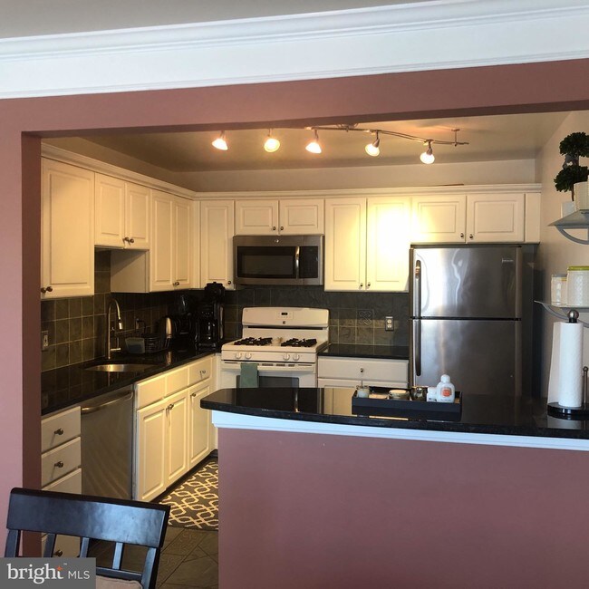 21841 Baldwin Square-Unit -301 in Sterling, VA - Building Photo - Building Photo