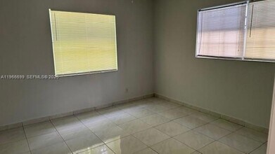 811 NE 8th St, Unit 1-3 in Hallandale Beach, FL - Building Photo - Building Photo