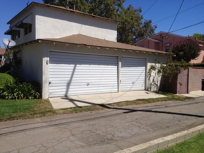 1318 W Alameda Ave in Burbank, CA - Foto de edificio - Building Photo