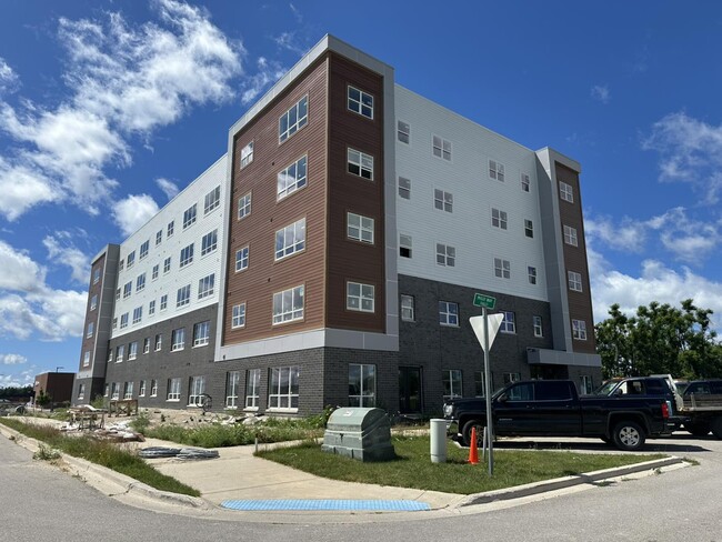 Victories Square in Petoskey, MI - Foto de edificio - Building Photo