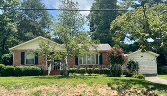 900 Hebron Rd in Hendersonville, NC - Building Photo