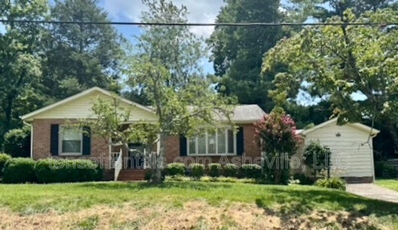 900 Hebron Rd in Hendersonville, NC - Building Photo