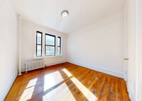 256 Seaman Ave in New York, NY - Building Photo - Building Photo