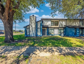 2332 Sherry St in Arlington, TX - Foto de edificio - Building Photo