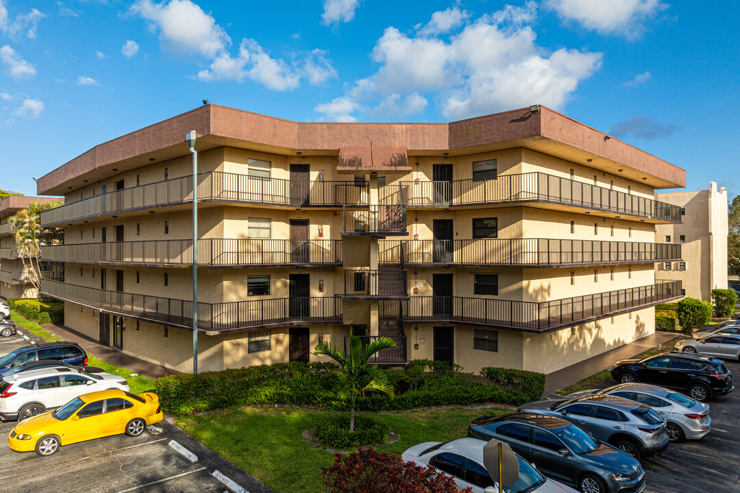 Plantation Club Condominiums in Plantation, FL - Building Photo