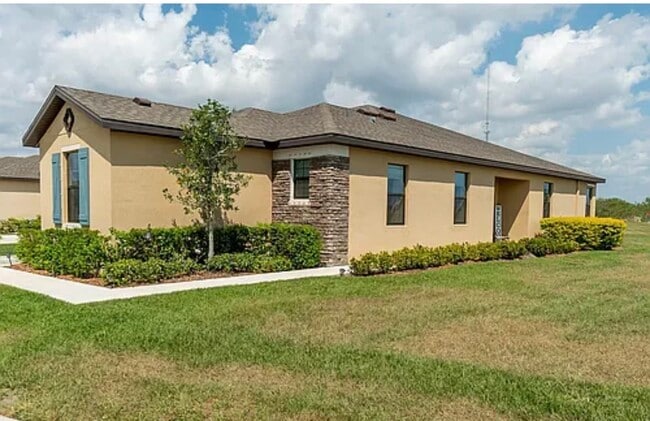5102 Joyous Pl in Fort Pierce, FL - Foto de edificio - Building Photo