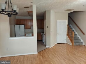 8089 Brookstone Ct in Severn, MD - Foto de edificio - Building Photo